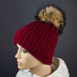 Pletená dámska čiapka s brmbolcom z pravej kožušiny , mýval