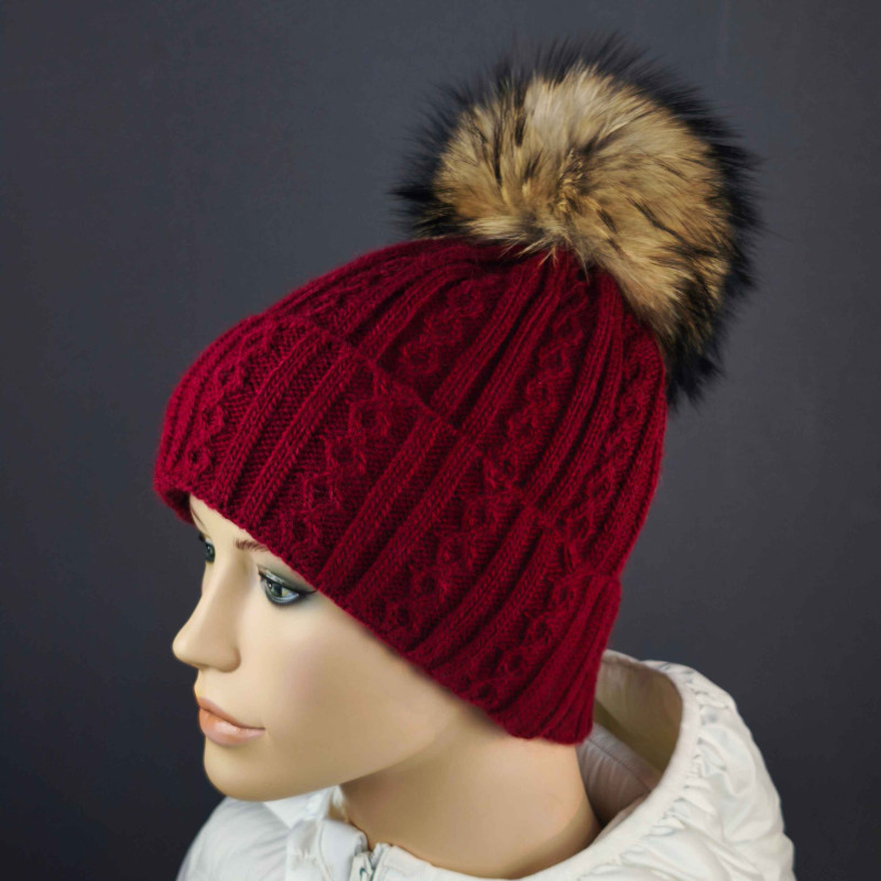 Pletená dámska čiapka s brmbolcom z pravej kožušiny , mýval