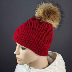 Pletená dámska čiapka s brmbolcom z pravej kožušiny , mýval