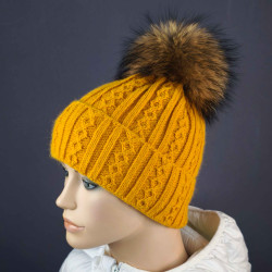 Pletená dámska čiapka s brmbolcom z pravej kožušiny , mýval prírodný