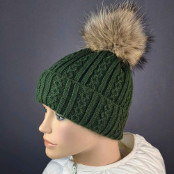 Dámska pletená  čiapka s kožušinovým brmbolcom z mývala pravá kožušina