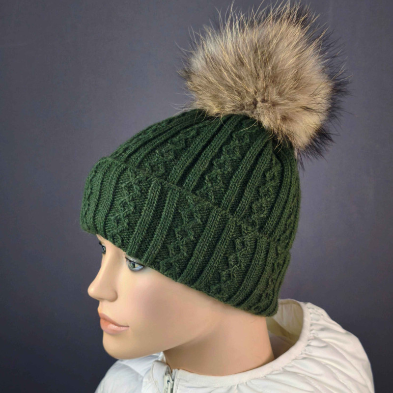 Dámska pletená  čiapka s kožušinovým brmbolcom z mývala pravá kožušina