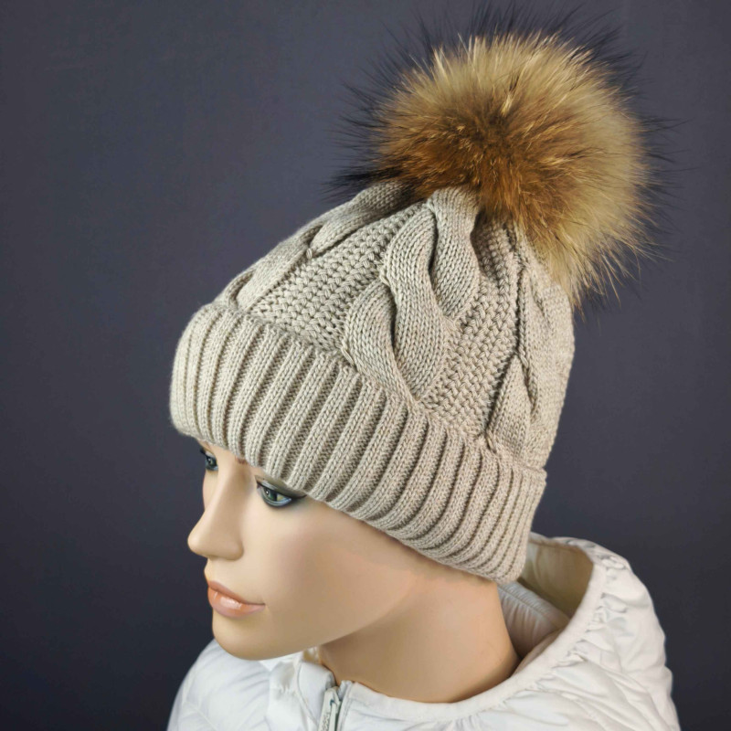 Pletená dámska čiapka s brmbolcom z pravej kožušiny , mýval