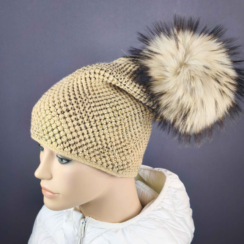 Pletená dámska čiapka s brmbolcom z pravej kožušiny , mýval