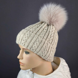 Pletená čiapka s kožušinovým  brmbolcom z líška polárna