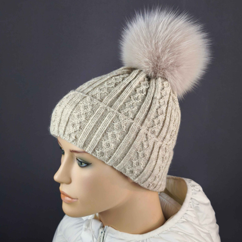 Pletená čiapka s kožušinovým  brmbolcom z líška polárna
