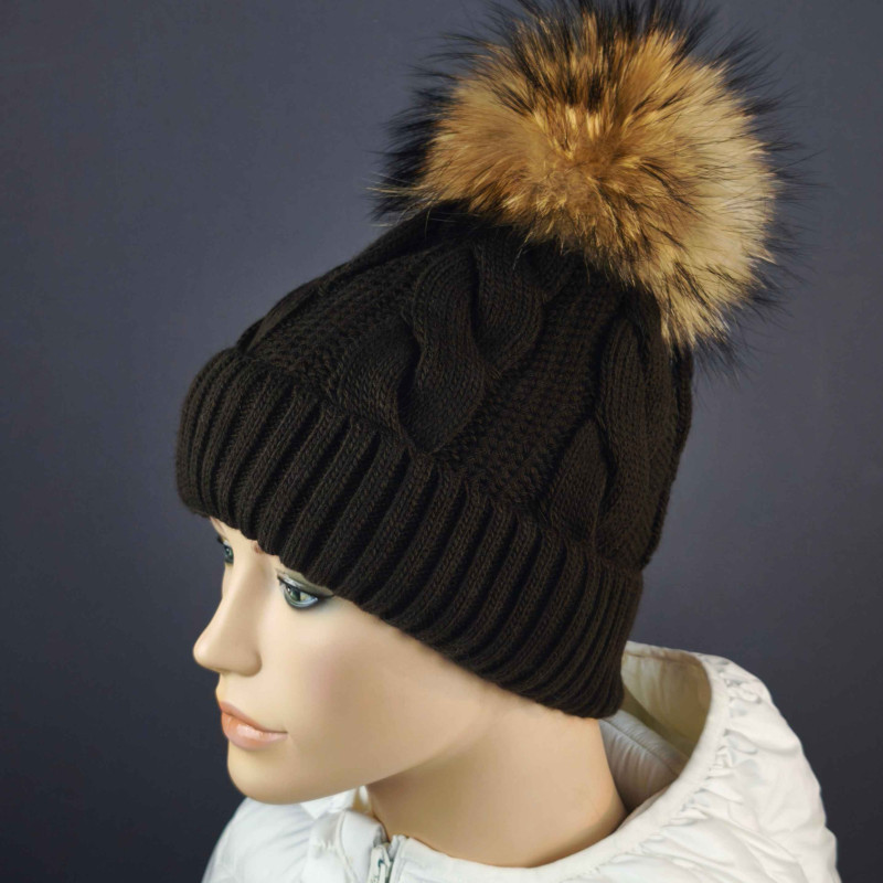 Pletená dámska čiapka s brmbolcom z pravej kožušiny mýval