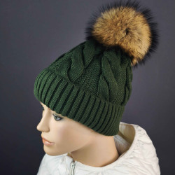 Pletená čiapka s kožušinovým  brmbolcom z mývala