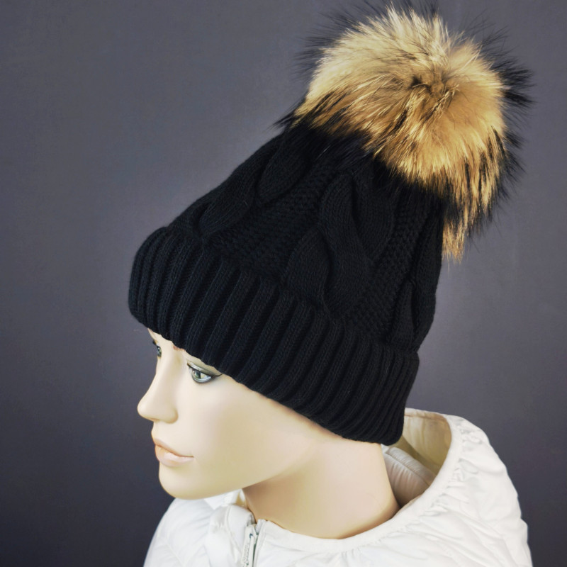 Pletená dámska čiapka s brmbolcom z pravej kožušiny , mýval