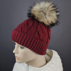 Pletená dámska čiapka s brmbolcom z pravej kožušiny , mýval