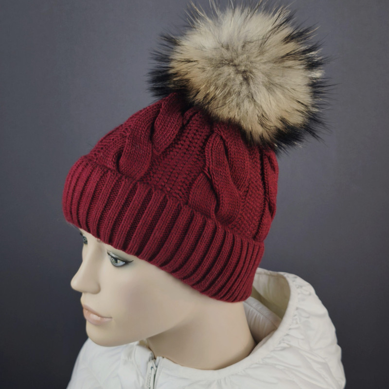 Pletená dámska čiapka s brmbolcom z pravej kožušiny , mýval