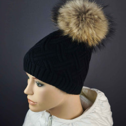 Pletená dámska čiapka s brmbolcom z pravej kožušiny , mýval